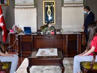 BAŞKAN ÖNTAŞ KOLTUĞUNU ÇOCUKLARA BIRAKTI