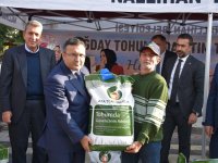 İLÇEMİZ NALLIHAN'DA ÇİFTÇİLERE TOHUMLUK BUĞDAY DAĞITILDI