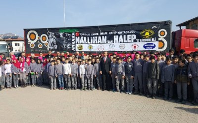 İlçemiz Nallıhan Tapduk Emre İmam Hatip Ortaokulu Halep’e Yardım Tırlarını Gönderdi.