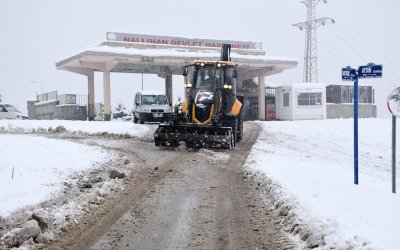 KAR TEMİZLEME VE TUZLAMA ÇALIŞMALARI DEVAM EDİYOR