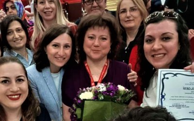 Yılın “Ebe ve Hemşireleri” ödüllerini aldı