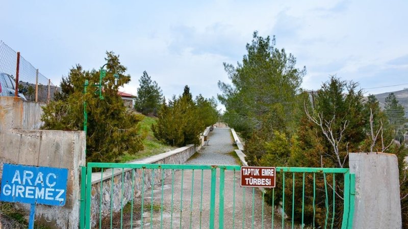 TAPDUK EMRE TÜRBESİ