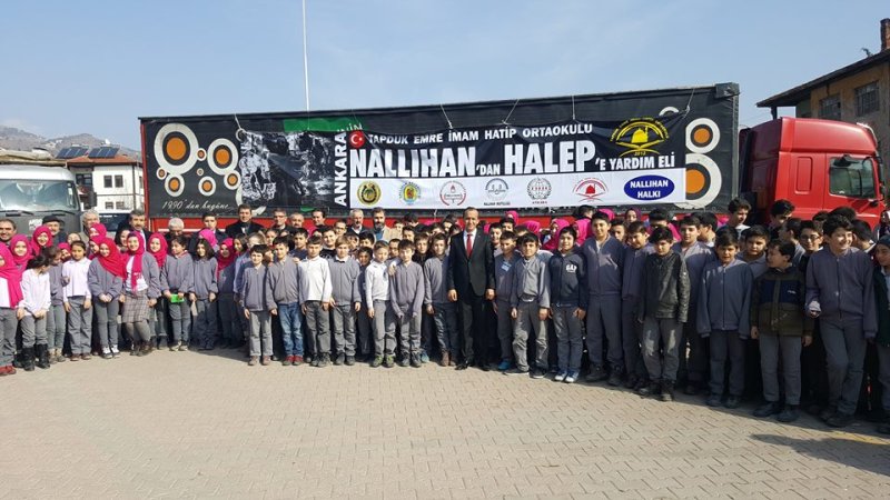 İlçemiz Nallıhan Tapduk Emre İmam Hatip Ortaokulu Halep’e Yardım Tırlarını Gönderdi.