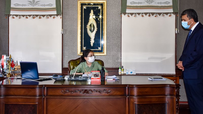 BAŞKAN ÖNTAŞ KOLTUĞUNU ÇOCUKLARA BIRAKTI