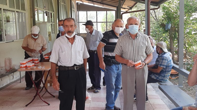 CUMA NAMAZI SONRASI AŞURE DAĞITILDI