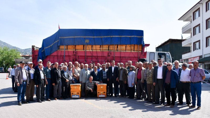 Nallıhan Belediyemiz Üreticilerimize Arı Kovanı Dağıttı