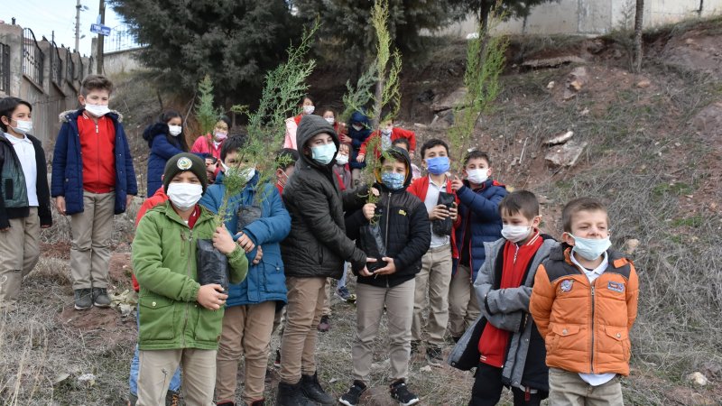 NALLIHAN'IMIZDA ÖĞRENCİLER FİDAN DİKTİ