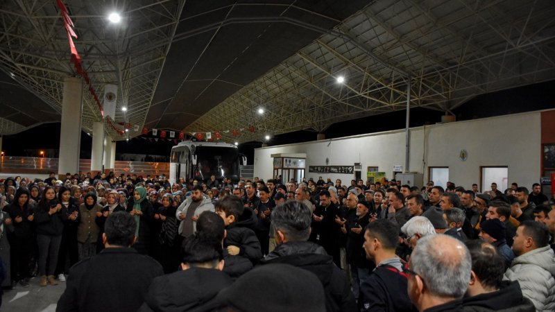 NALLIHAN'DAN ÜMRE'YE GİDENLER DUALARLA UĞURLANDI