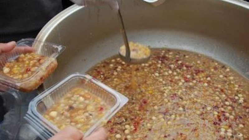 SARIYAR'IMIZDA AŞURE DAĞITILDI