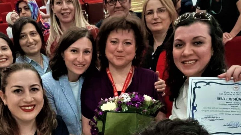 Yılın “Ebe ve Hemşireleri” ödüllerini aldı